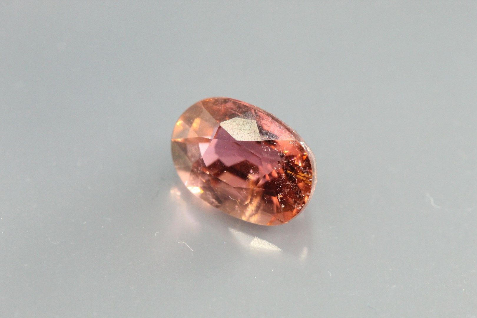 Null Pink tourmaline oval on paper.

Weight : 2, 18 cts.