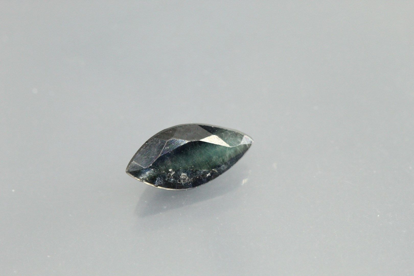 Null Sapphire blue/green marquise on paper.

Weight : 1, 47 cts.
