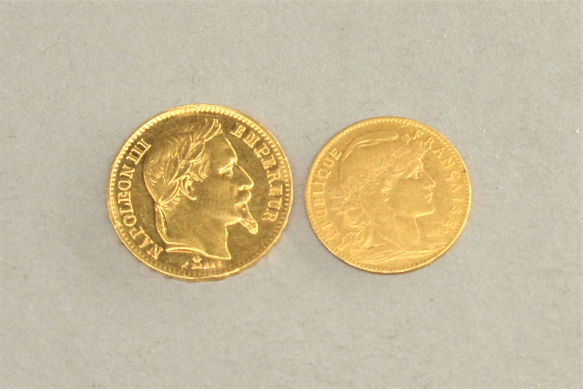 Null Lot de deux pièces en or comprenant:

- 20 Francs Napoléon III tête laurée,&hellip;