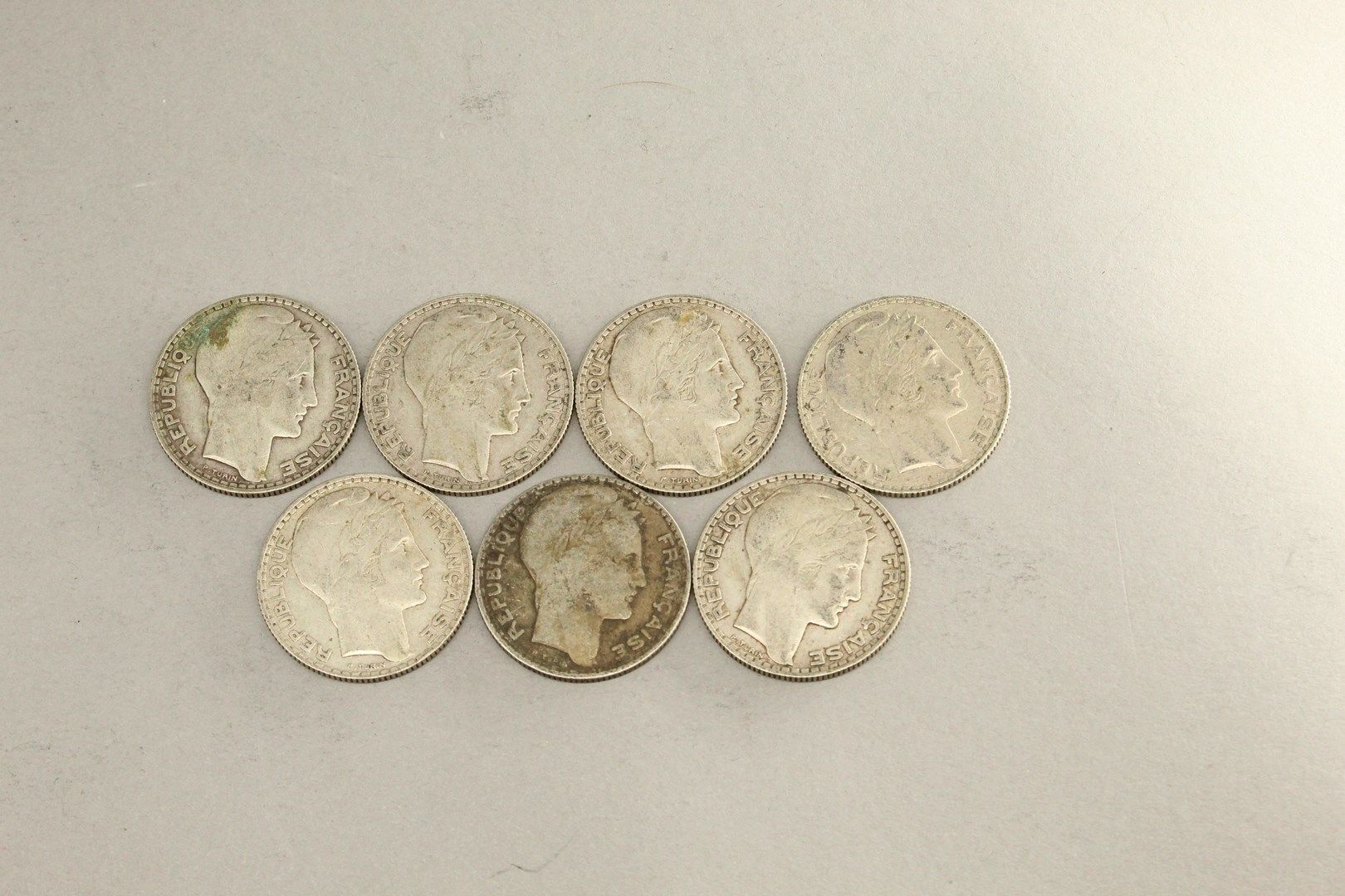 Null Ensemble de pièces en argent de type :

- 10 francs Turin (x7)

- 100 franc&hellip;