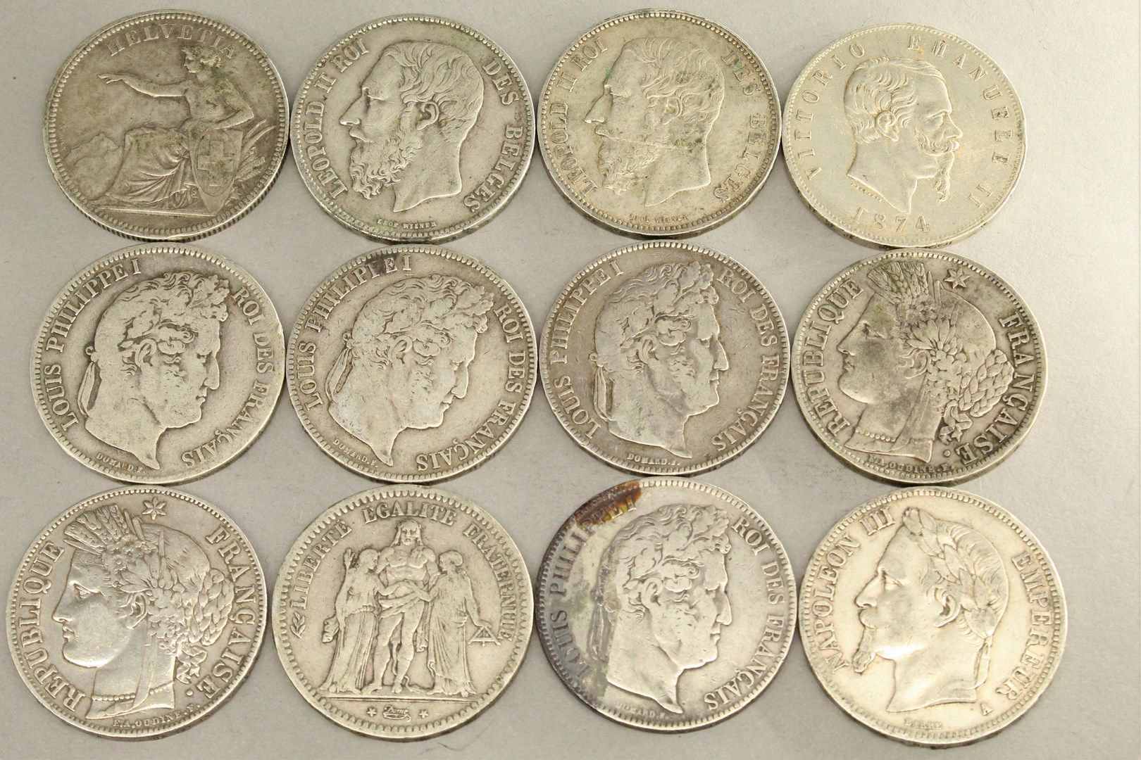Null Lot de quatorze pièces en argent comprenant : 

- 4 x 5 francs Louis-Philip&hellip;