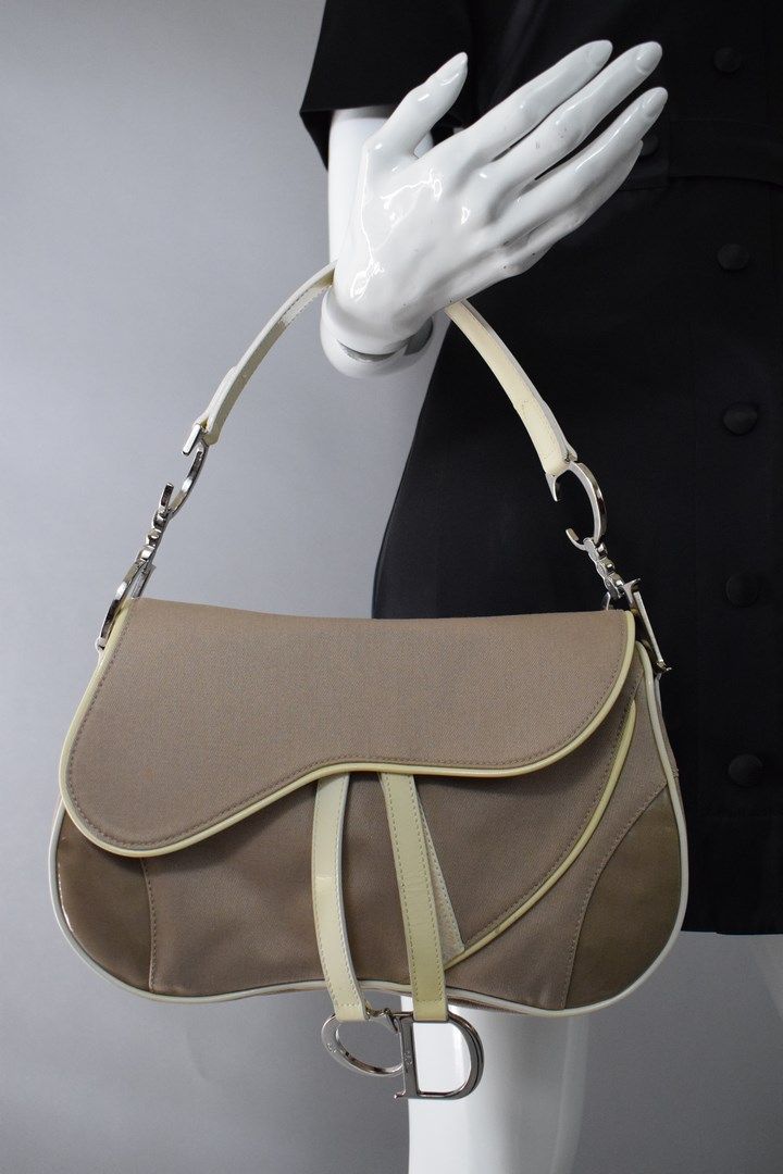 Null CHRISTIAN DIOR 



Bag model "double saddle" in greige canvas, covered canv&hellip;
