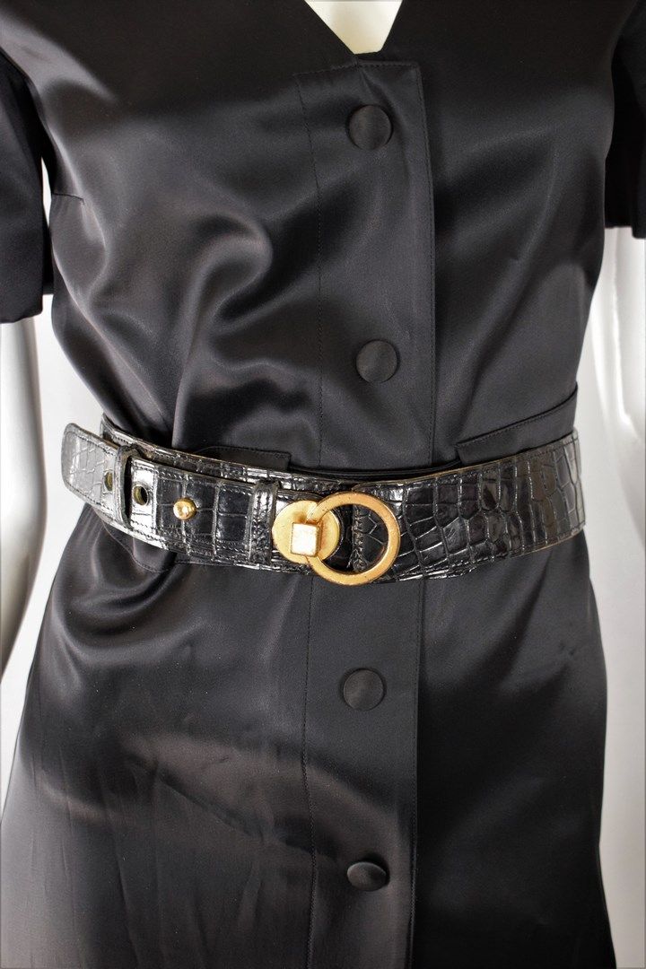 Null 巴黎爱马仕



黑色光面鳄鱼皮带，金色黄铜带扣，可调节三孔。 

珠宝首饰的磨损。 

约1970年



长度：从70厘米到75厘米的开口约。