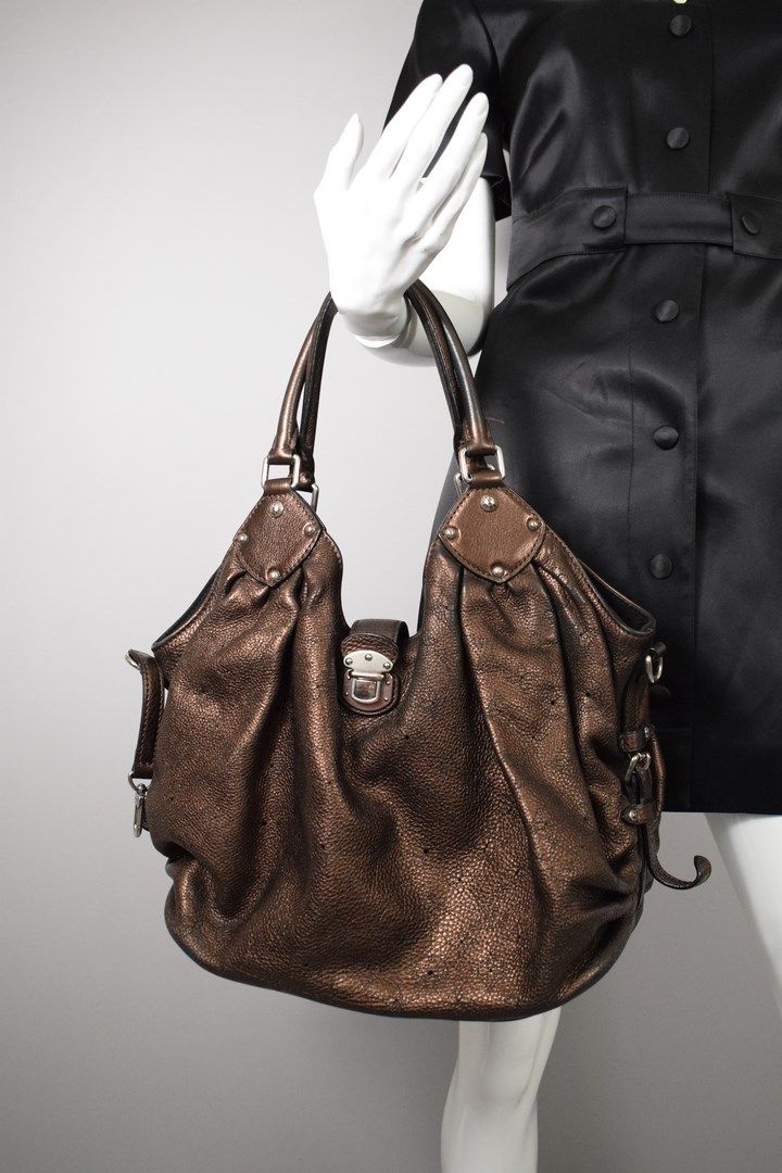 Null LOUIS VUITTON



Tasche Modell "Mahina" aus modoré/bronzefarbenem Leder mit&hellip;