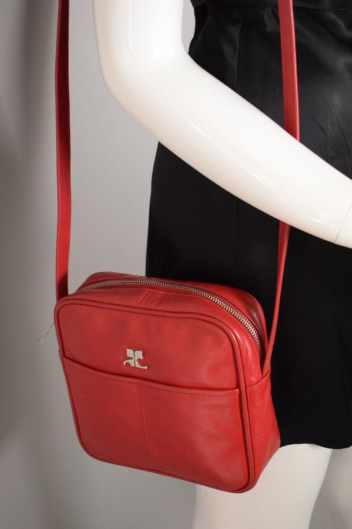 Null COURREGES



Joli sac bandoulière en cuir rouge rectangulaire, une grande p&hellip;