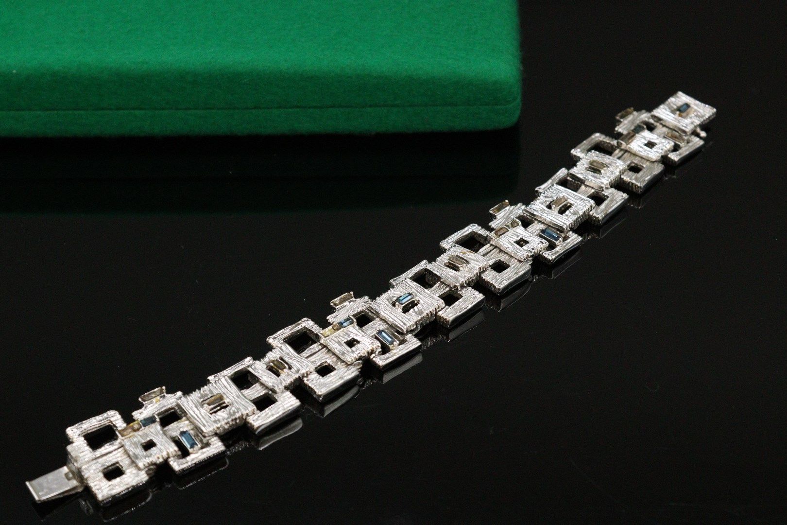 Null CARVEN



Rare bracelet en métal argenté stylisé à motifs carrés et rectang&hellip;