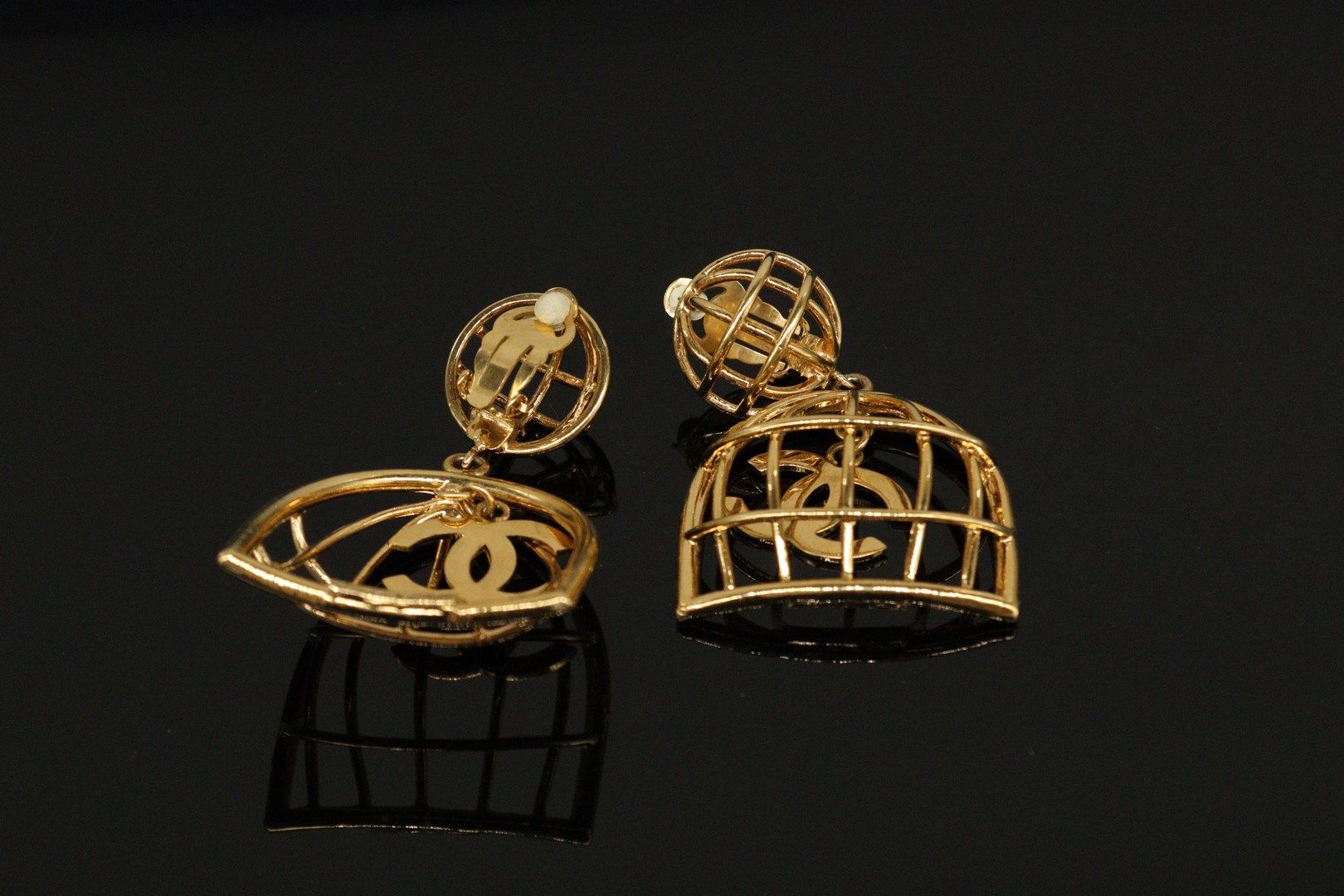 Null CHANEL 



Gold-plated metal ear clips featuring a cage holding the initals&hellip;