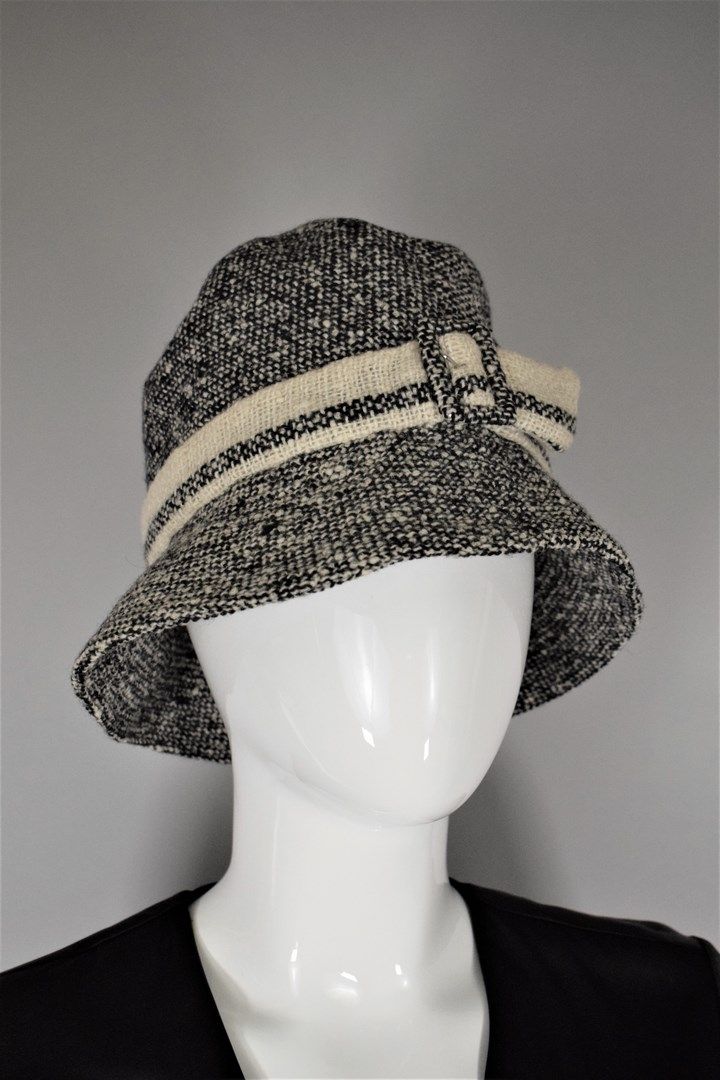 Null BALMAIN 

Circa fin 1960



Chapeau cloche en tweed gris décoré d'une bande&hellip;
