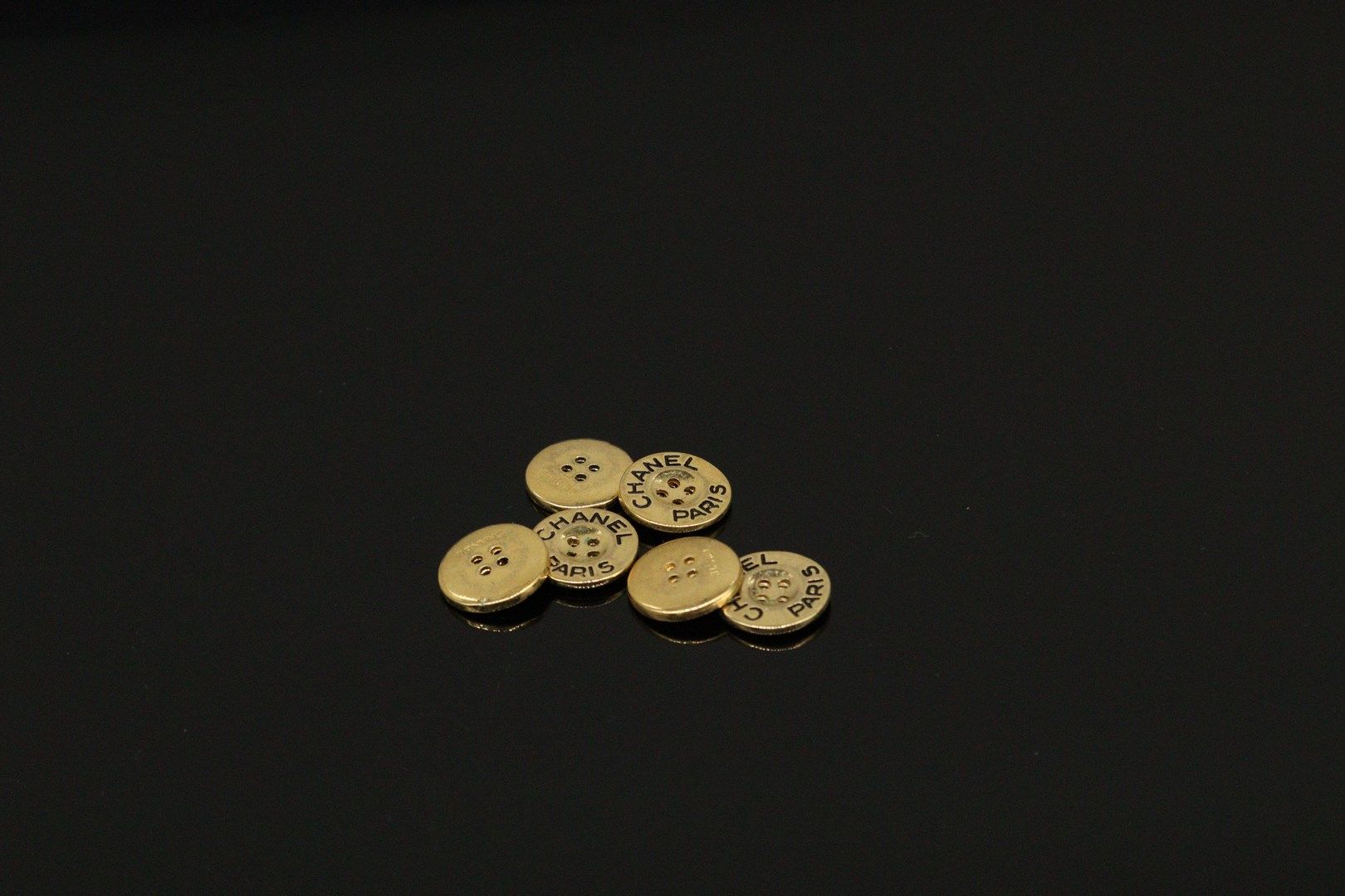 Null CHANEL



Lotto di bottoni per camicetta firmati in metallo dorato. 



Fir&hellip;