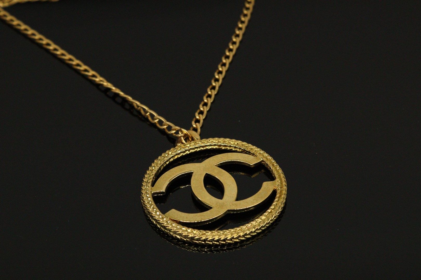 Null CHANEL 



Belt charm in gilded metal depicting the two Cs of the House. 

&hellip;
