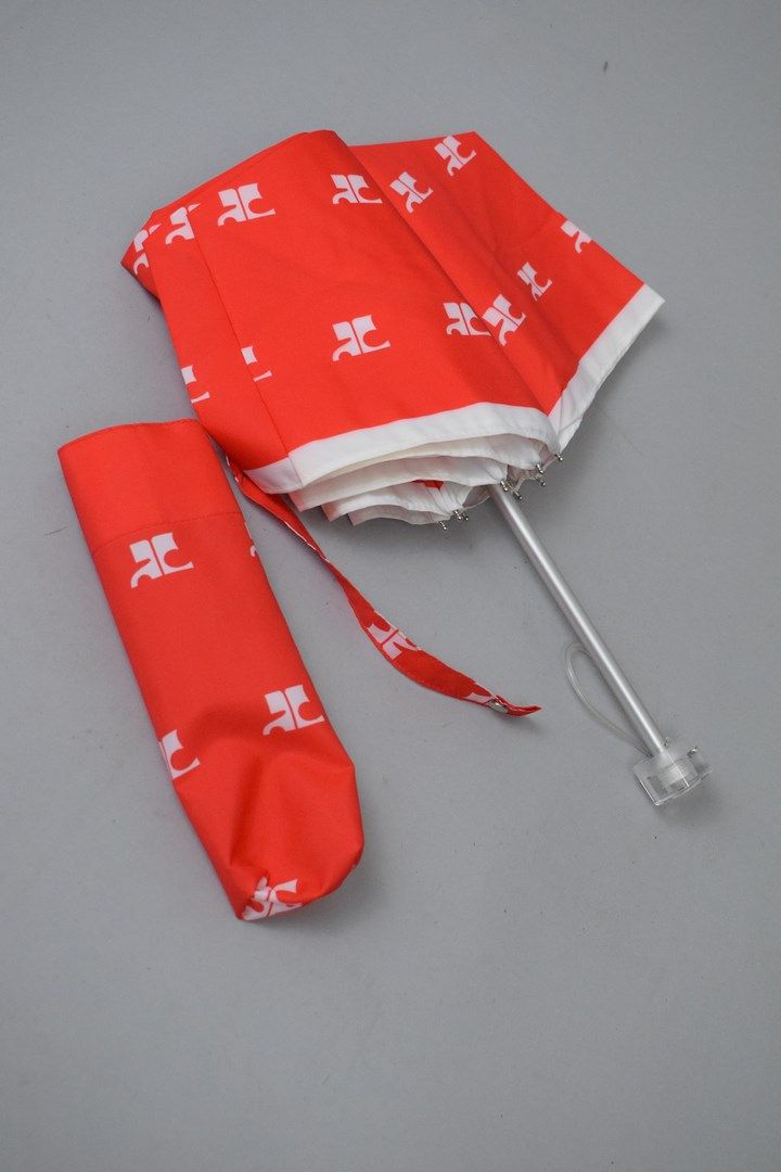 Null 农村地区



白色和红色的折叠伞，带有品牌标志和半透明的手柄。 



折叠长度：25厘米



本拍品与本次拍卖会上的其他Courrèges拍品一&hellip;