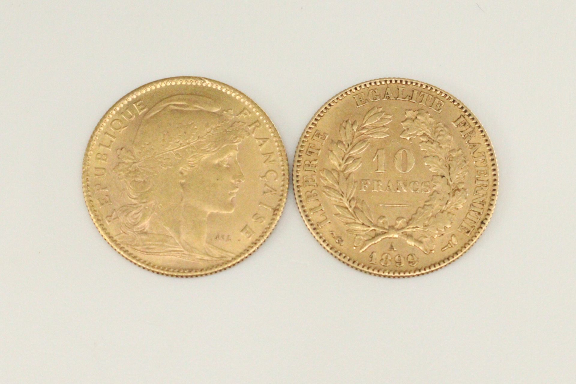 Null Lot composé de deux pièces en or de 10 franc Ceres (1899) et au coq (1905)
&hellip;