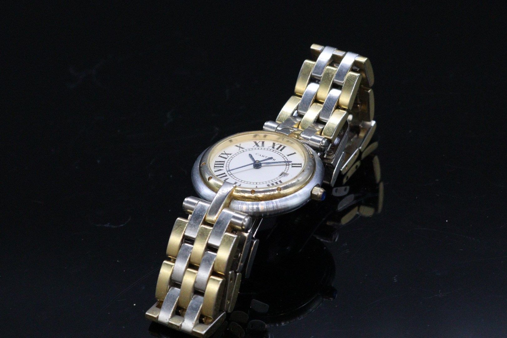 Null 卡地亚

金属材质的女士腕表，鎏金和银色金属表壳，白底表盘，罗马数字和日期窗口。

石英机芯。

毛重：59.11克。

(不能使用，需要完全修改)