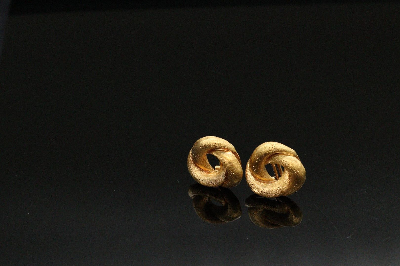 Null Coppia di fermagli per orecchie in oro giallo 18k (750). 

Peso: 10,85 g.