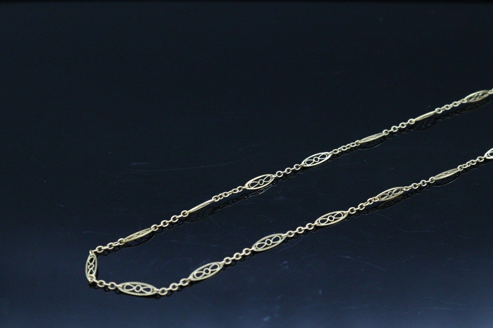 Null 18K(750)黄金和银制长项链，带有丝状穿梭链接。

颈部长度：100厘米。- 重量 : 11.45 g