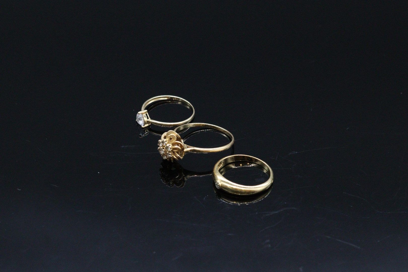 Null Lot of three 18k (750) yellow gold rings including: 

- a daisy ring decora&hellip;