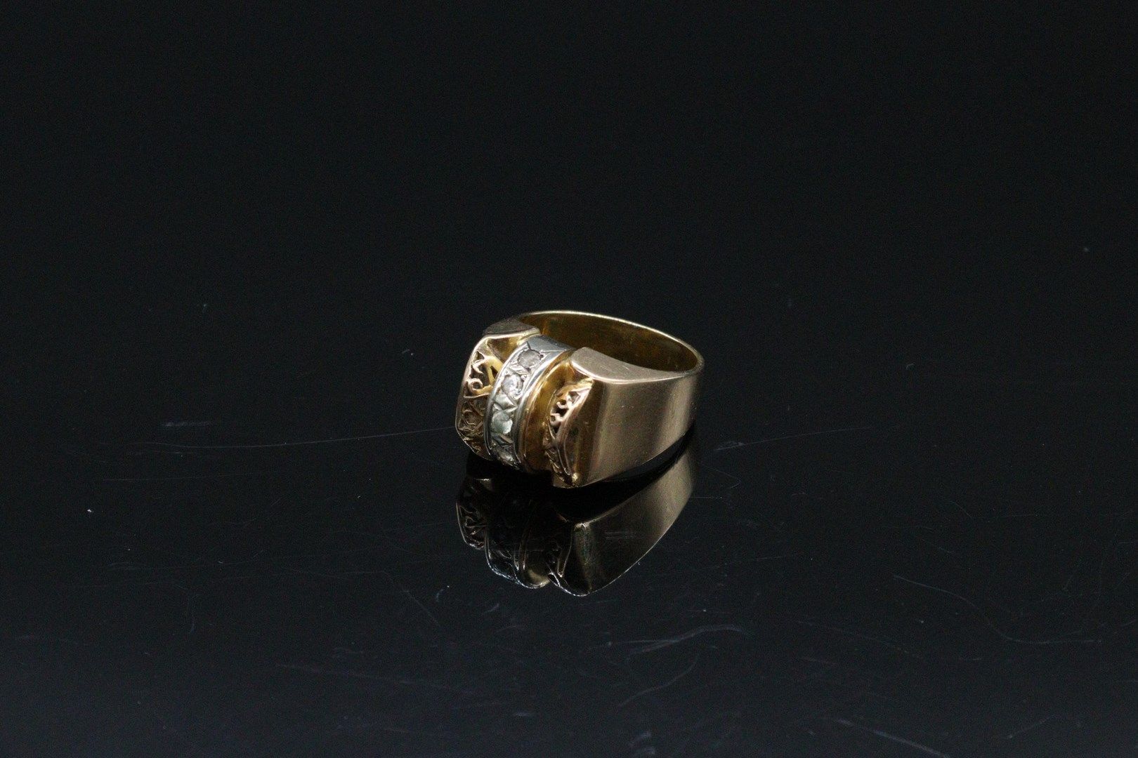 Null 18K(750)黄金坦克戒指，镶嵌着一排小型旧式切割钻石。 

手指尺寸：58 - 毛重：12.61克。