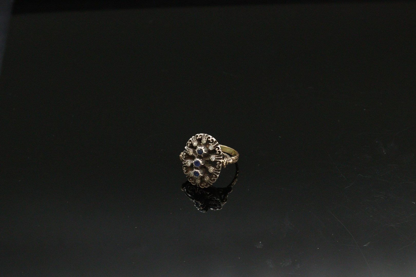 Null 14k（585）黄金和银戒指，镶嵌蓝宝石和钻石。 

19世纪末的作品。

手指大小：51 - 毛重：5.26克。