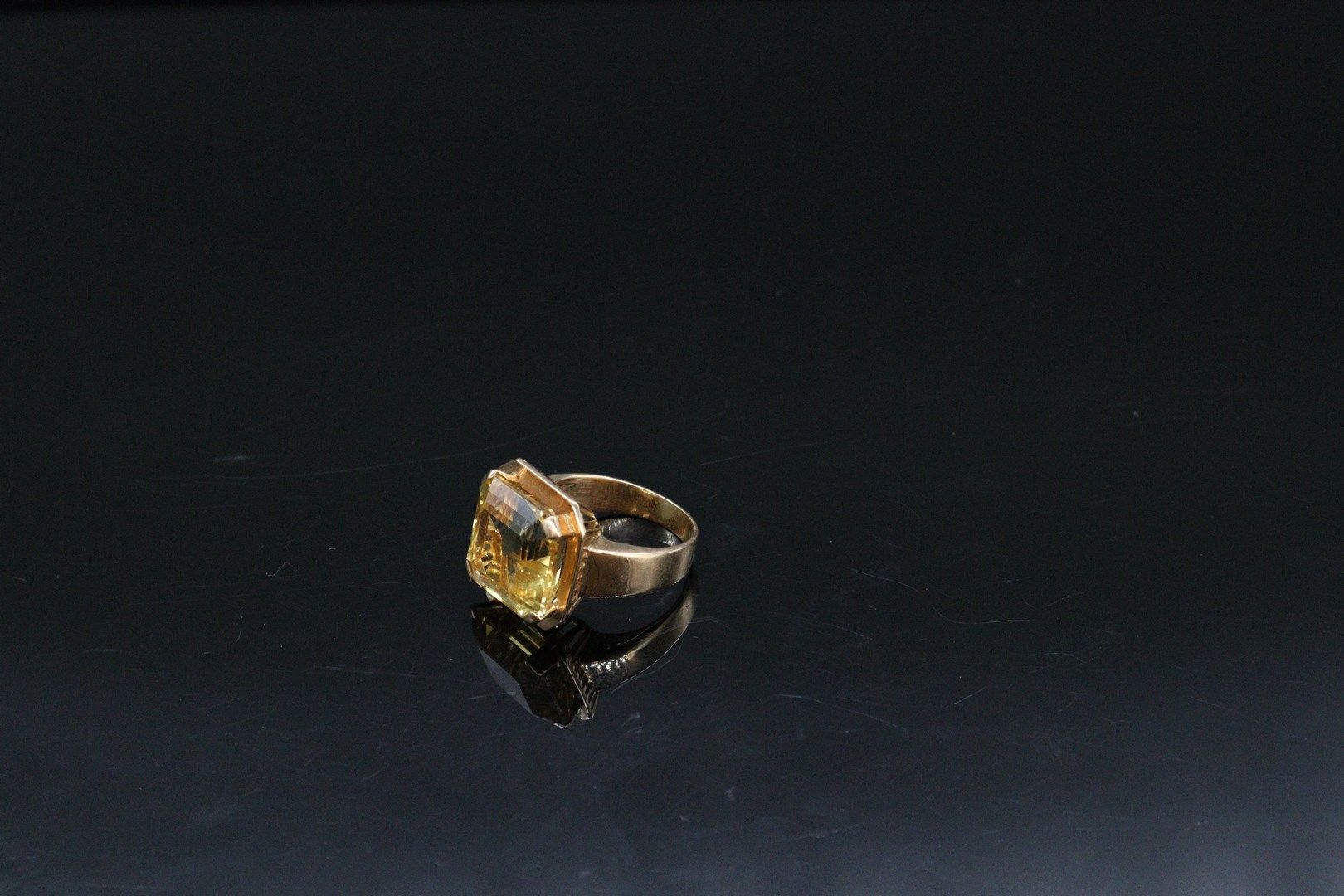 Null 18K(750)黄金戒指，镶嵌着一个方形切割的黄水晶。 

手指尺寸：54 - 毛重：9.91克。