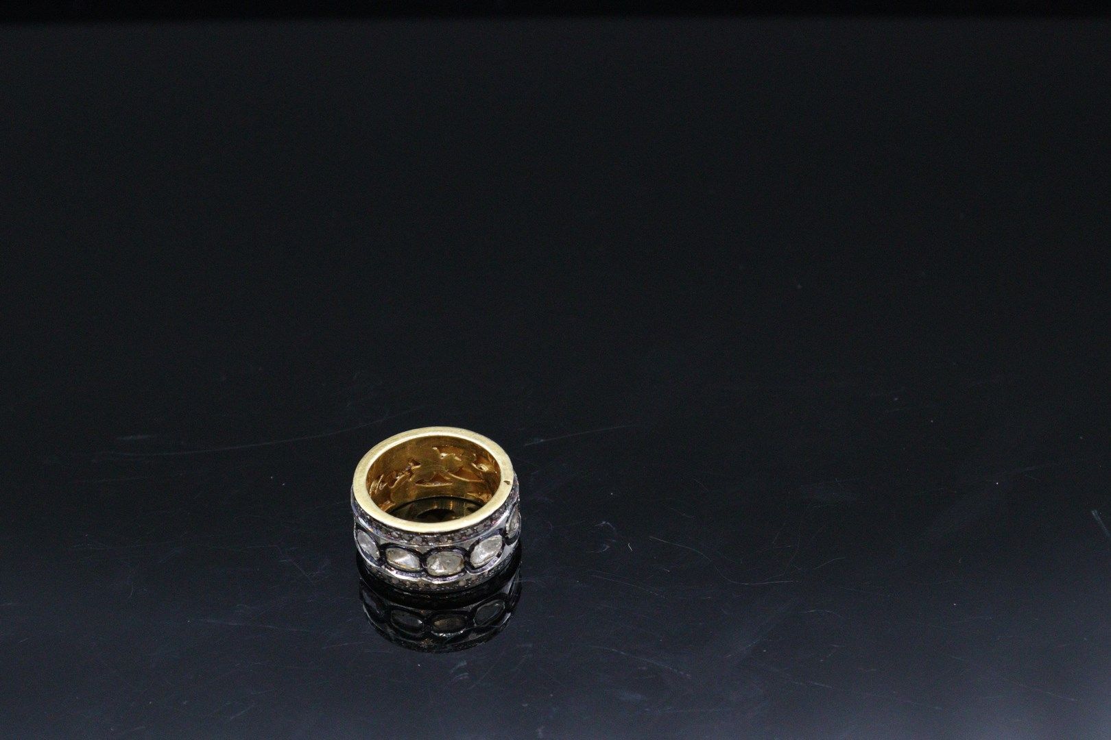 Null 925°银和vermeil戒指，不规则的玫瑰切割钻石镶嵌在发黑的银色图案中，被两行小钻石衬托着。 

尺寸 : 56.5 - 毛重 : 8.24 g