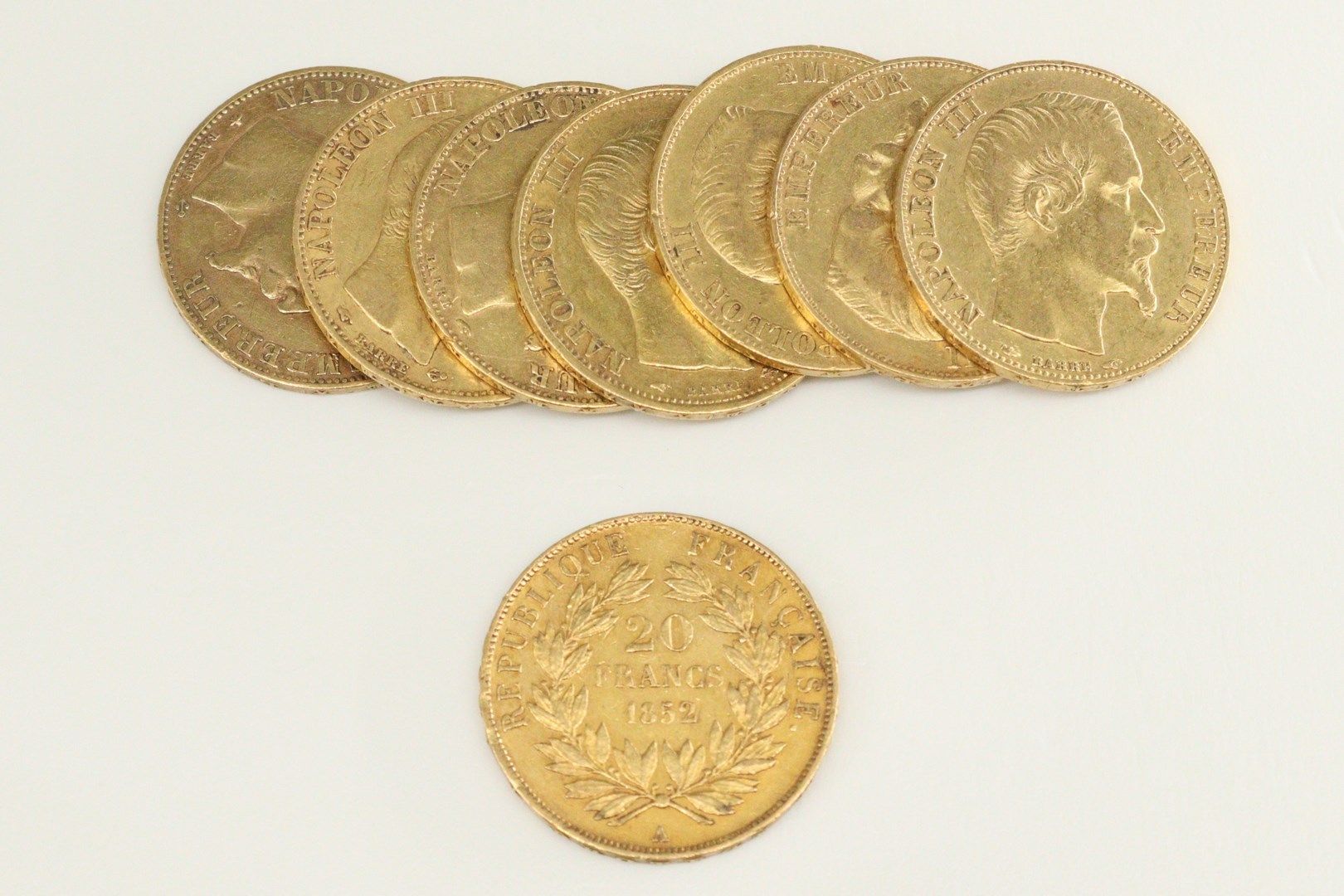 Null Lot de huit pièces en or de 20 francs Napoléon III tête nue. (1852 A ; 1854&hellip;