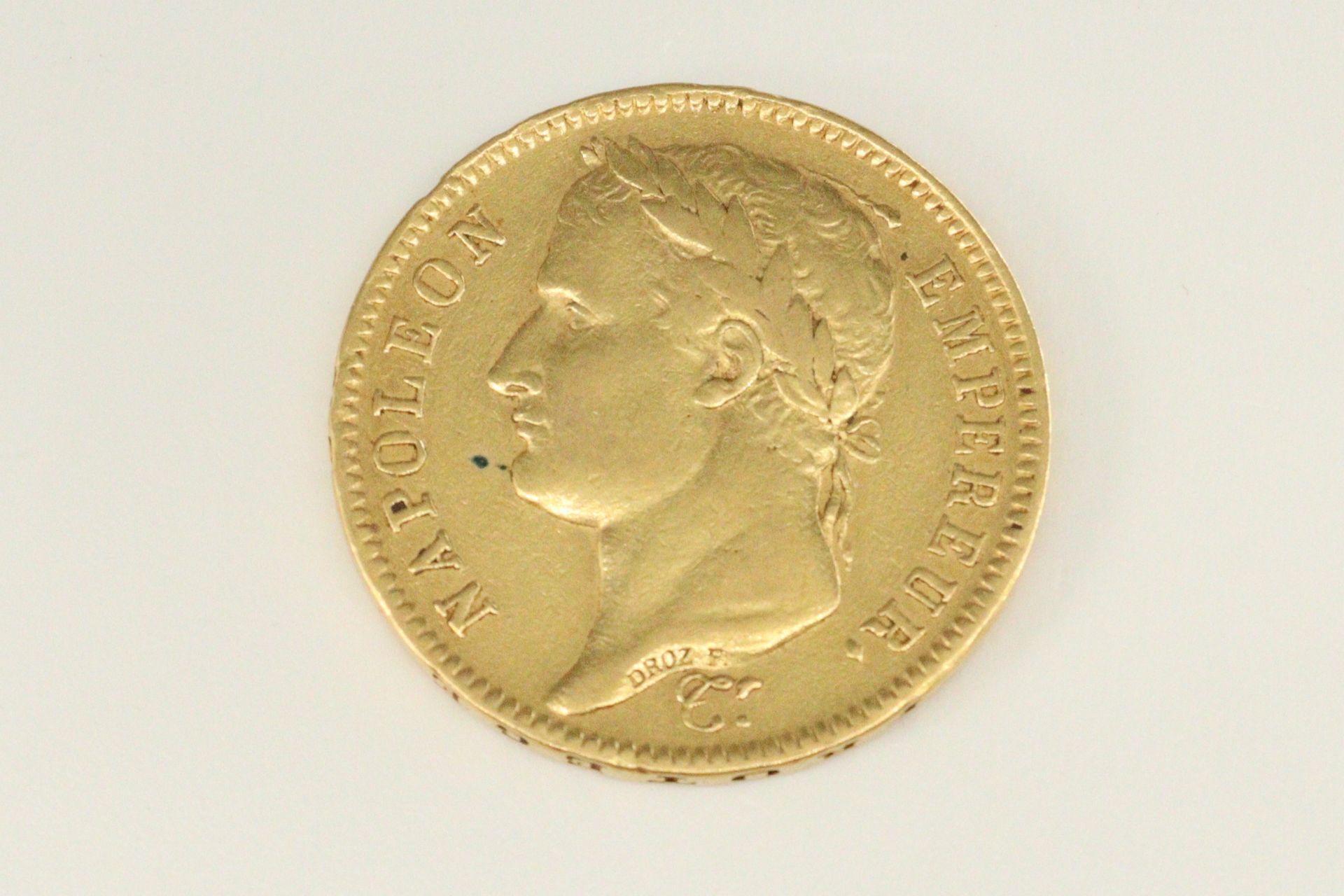Null 40-Franc-Goldmünze Napoleon I. Lauré (1809 A).

Gewicht: 12,84 g.