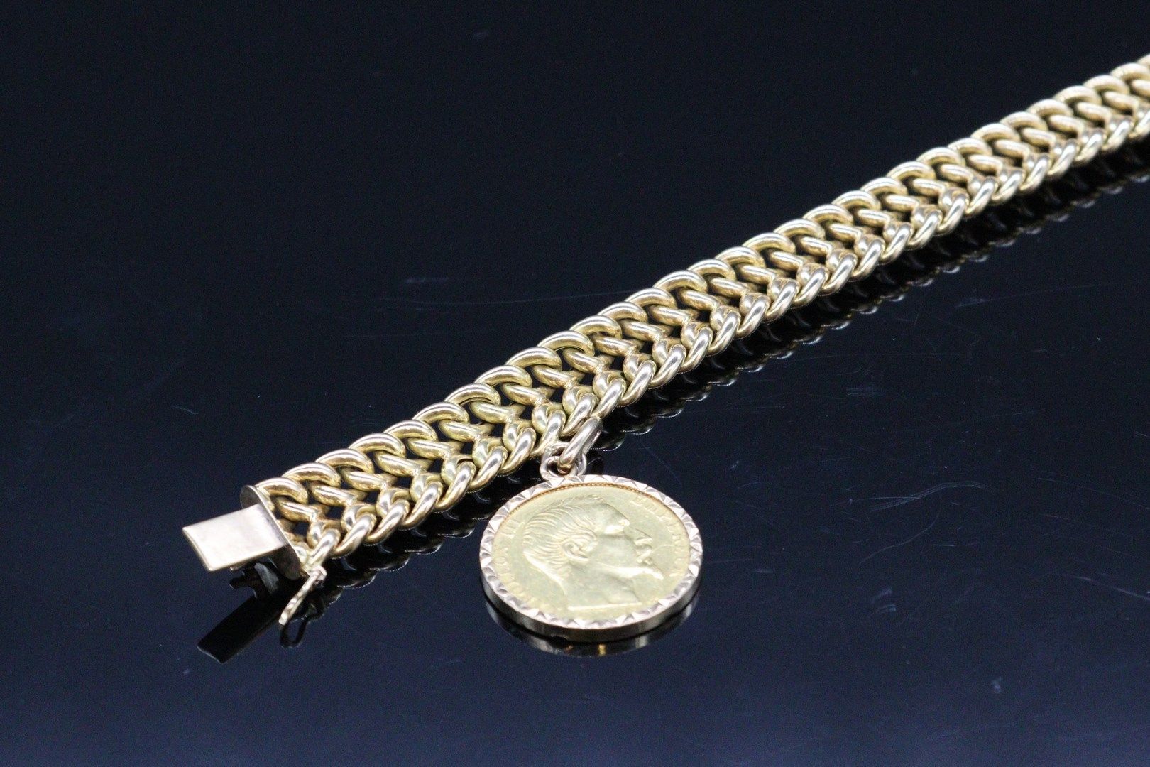 Null Bracelet en or jaune 18K (750) à maille goumette (double) retenant une pièc&hellip;