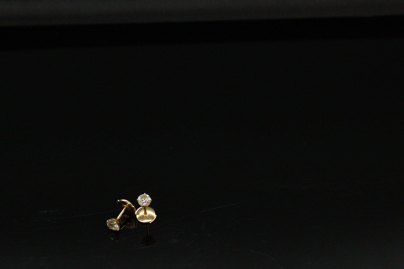 Null Paire de clous d'oreilles en orjaune 18k (750) ornée chacun d'un diamant ro&hellip;