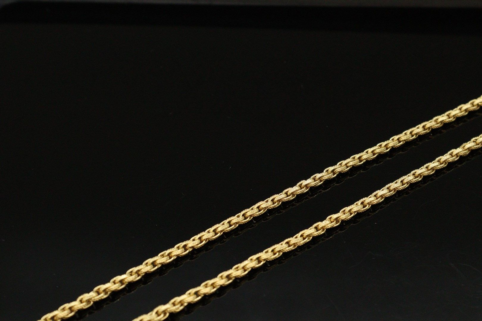 Null 18K(750)黄金项链，带凹槽的链接。

意大利作品。 

颈部尺寸：78厘米。- 重量 : 21.72 克。