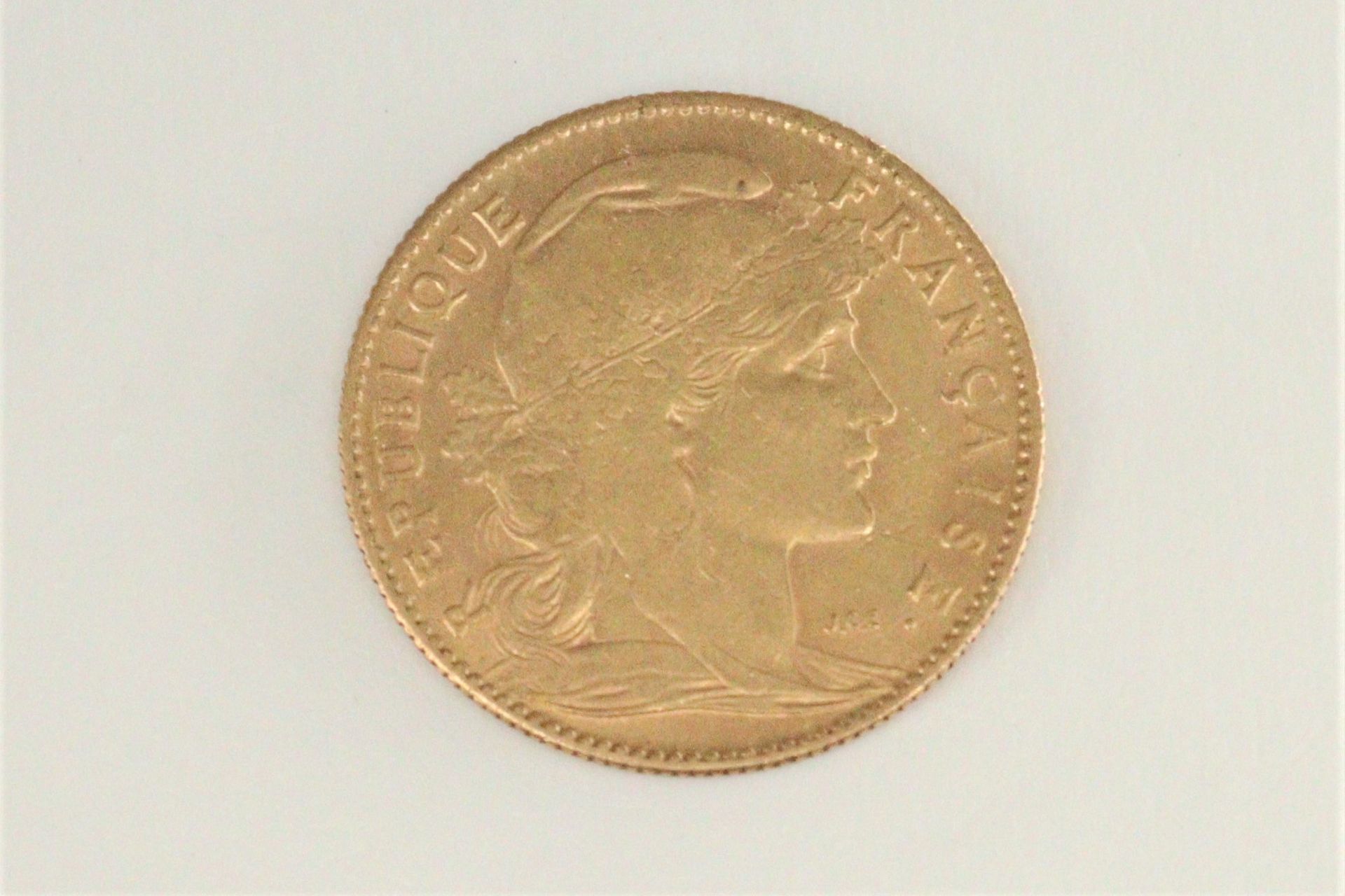 Null 10-Franc-Goldmünze mit Hahn (1906)

Gewicht: 3,21 g.