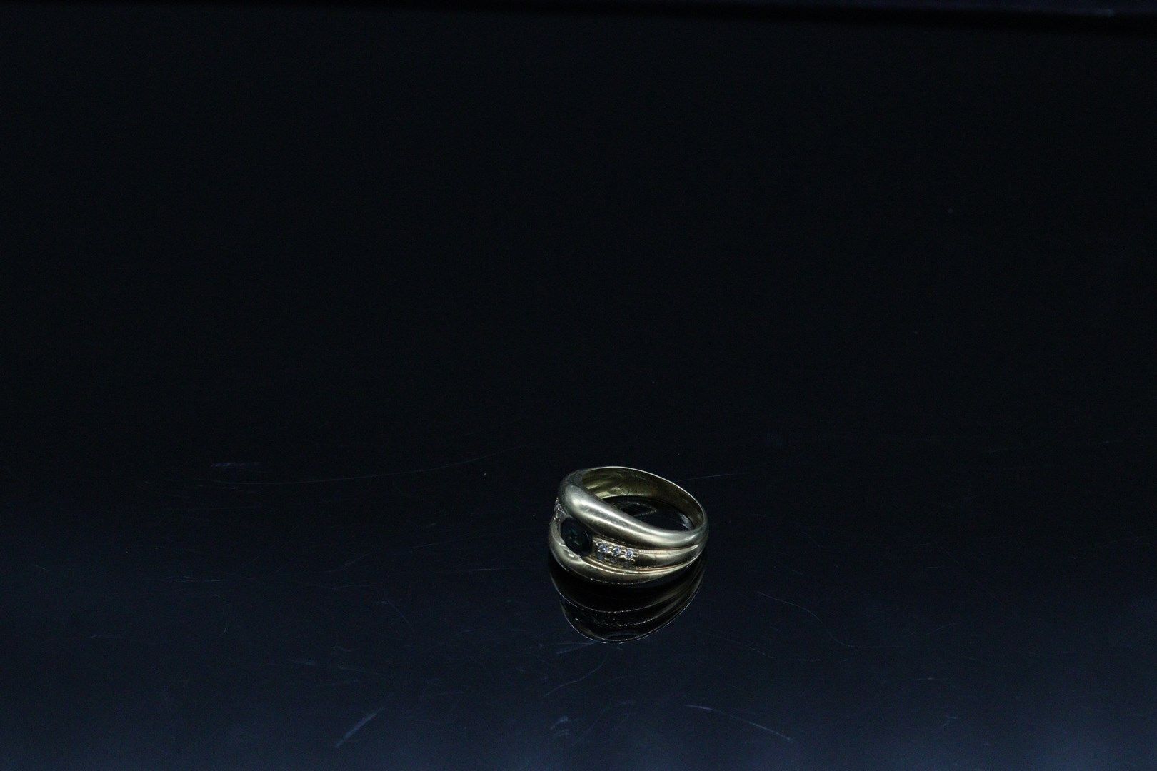Null 一枚18K(750)黄金戒指，中间镶嵌着一颗蓝宝石，并由亮片支撑。

手指大小：54 - 总重量：5.10克。