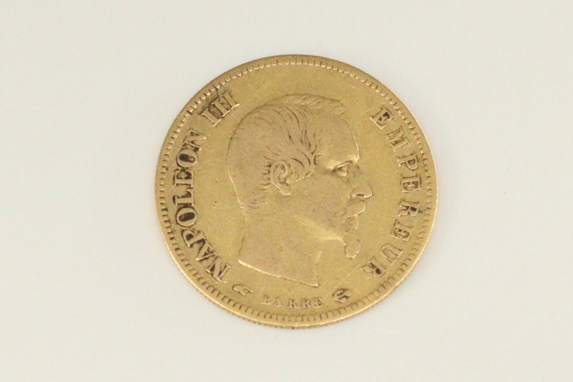 Null Pièce en or de 10 francs Napoléon III tête nue. 1857 A

Poids : 3.17 g.
