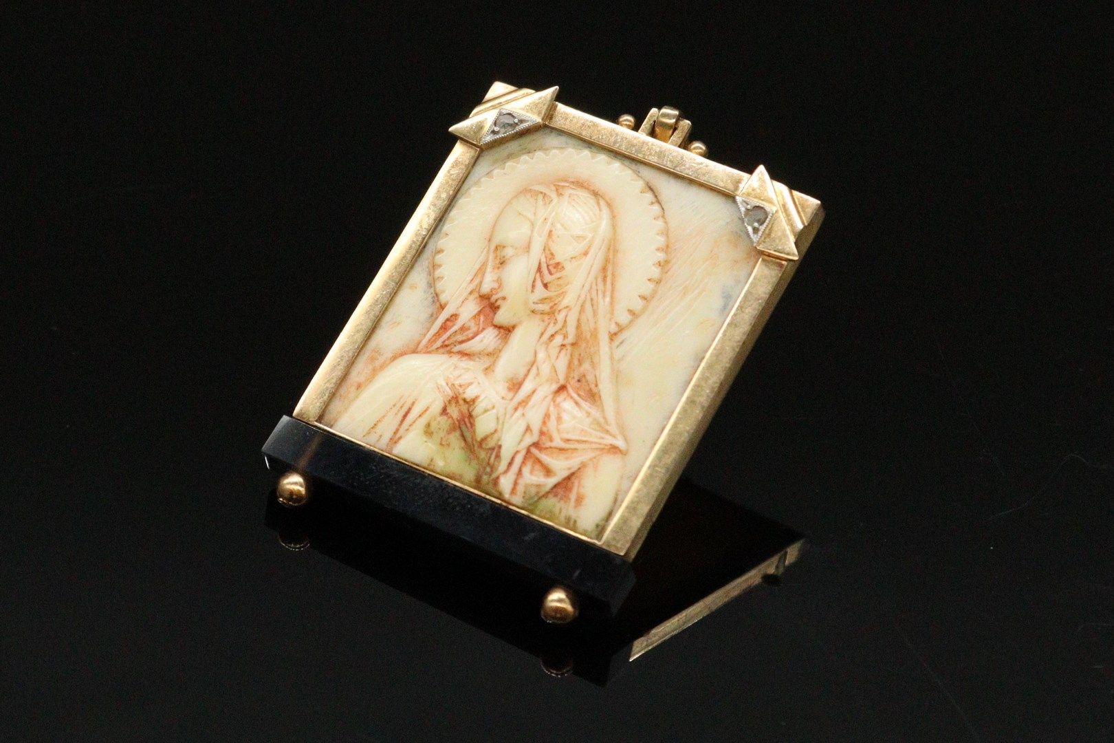 Null Pendente in oro giallo 18k (750) con placca in osso raffigurante la Vergine&hellip;