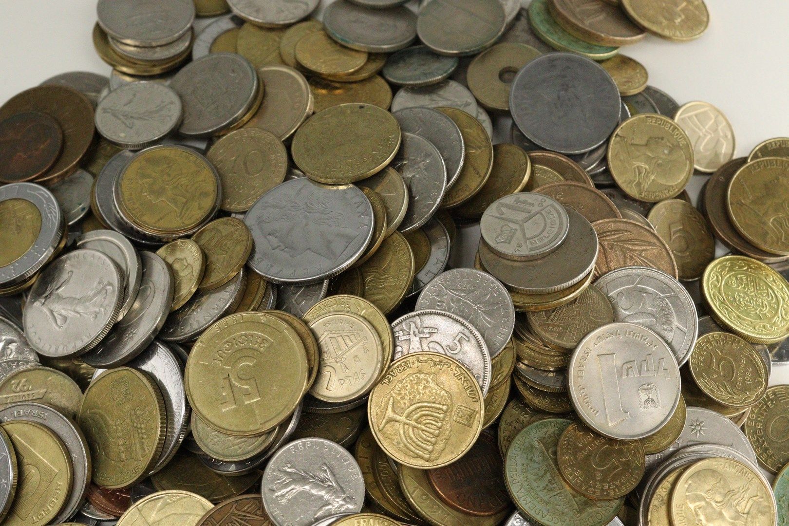 Null Vrac de pièces de monnaie du monde, XXème siècle. On y joint un ensemble de&hellip;