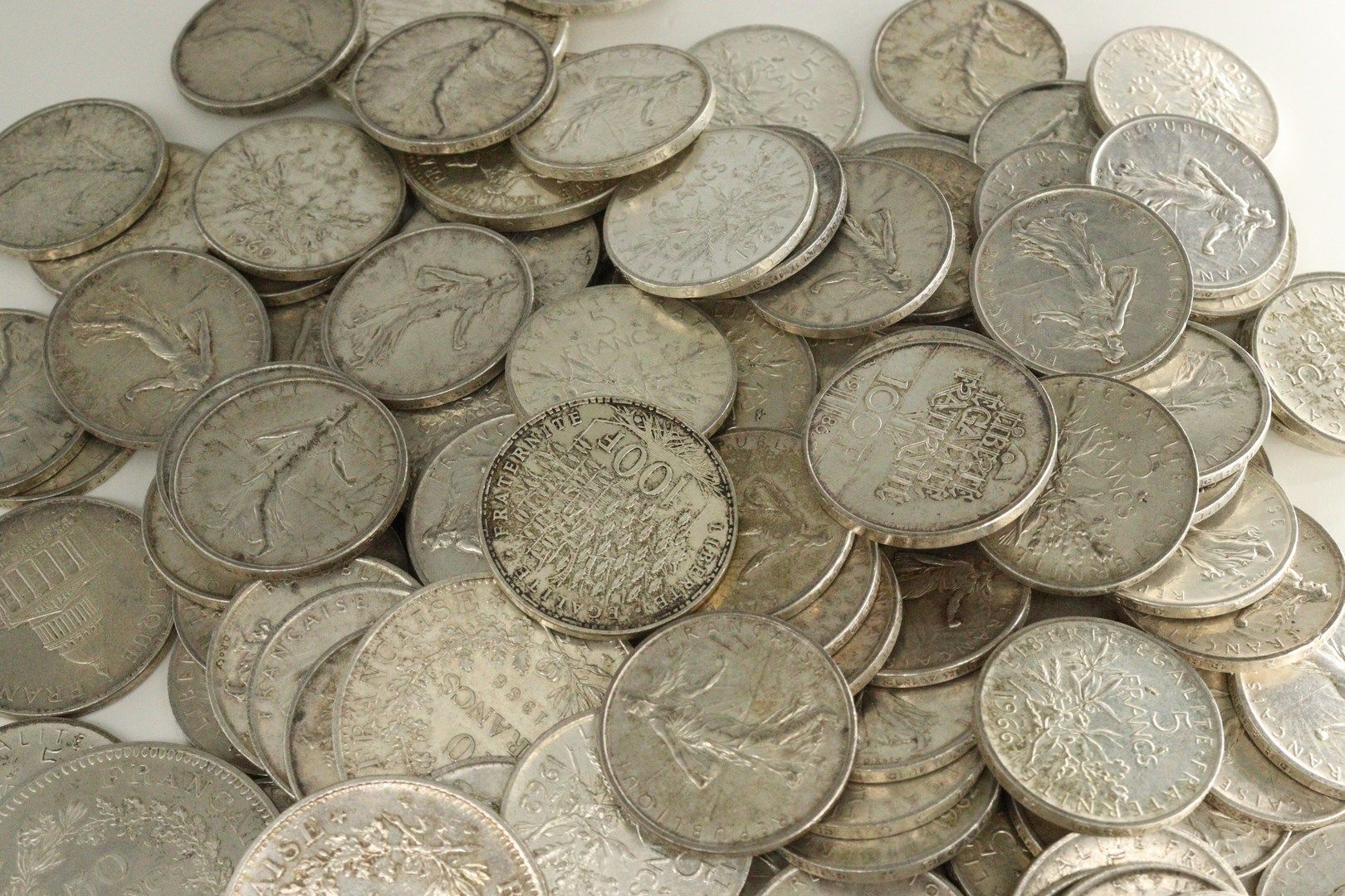 Null Lot von Silbermünzen, bestehend aus : 

- 5 Francs Semeuse 1960x45, 1961x9,&hellip;
