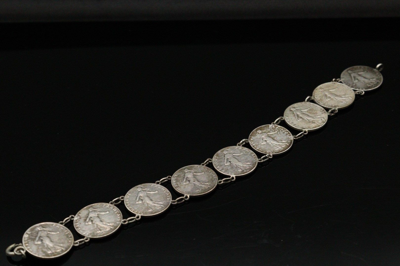 Null Bracelet composé de neuf pièces de 50 centimes en argent de type Semeuse.

&hellip;