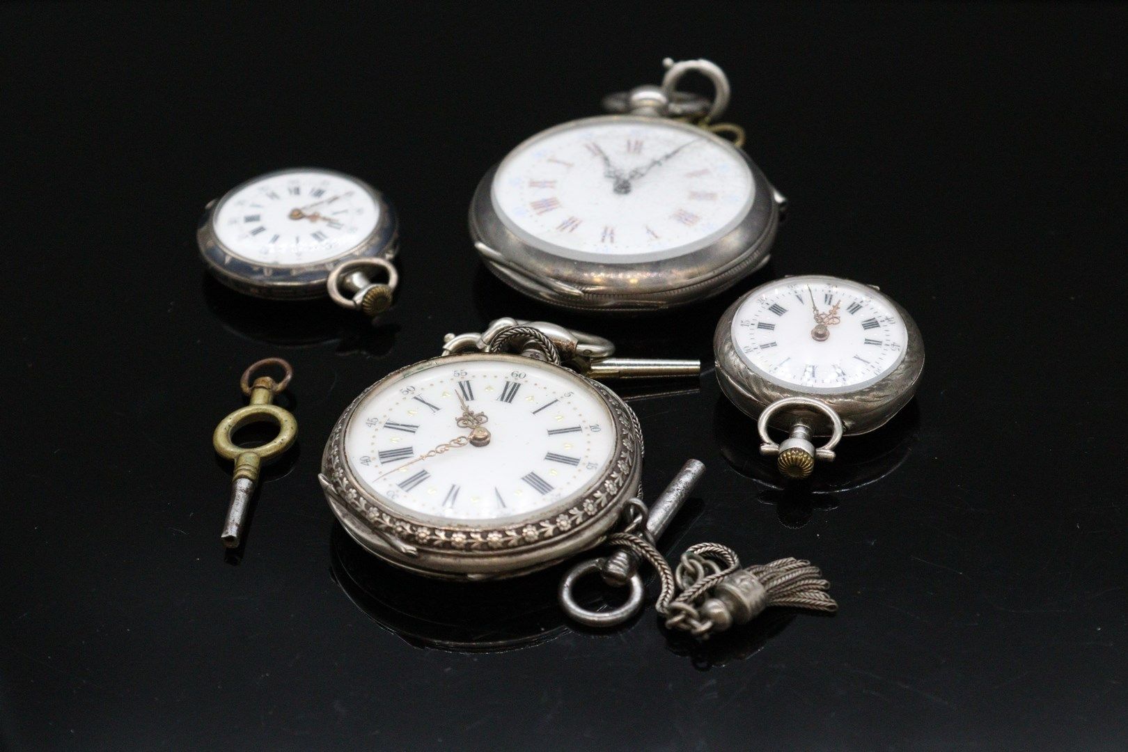 Null Lot of silver and metal pocket watches.

Total gross weight: 320 g.