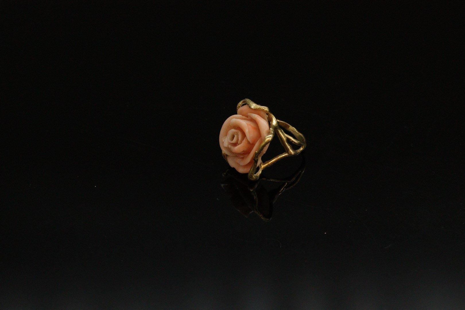 Null 18K(750)黄金戒指，有一朵珊瑚玫瑰。

手指大小：56 - 毛重：10.82克。