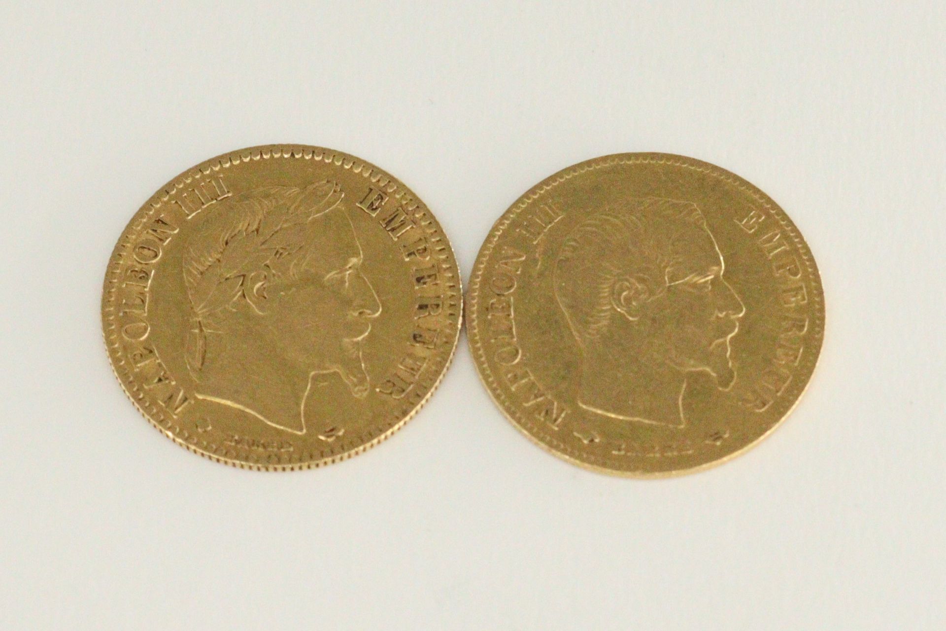 Null Lot composé de deux pièces en or : 

1/ 10 franc Napoléon III tête nue (185&hellip;