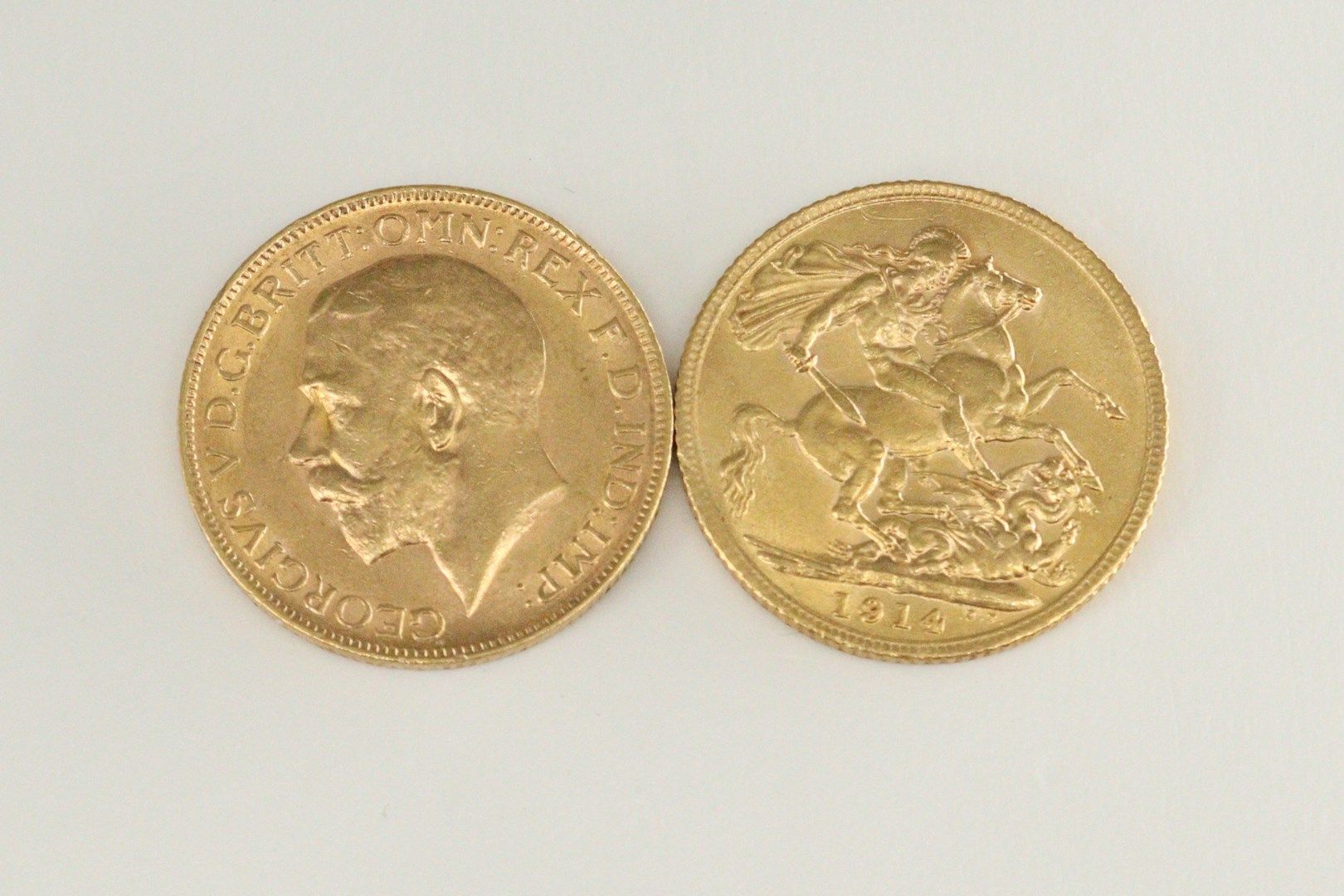 Null Lot von 2 Gold Sovereigns George V (1914; 1926)

Gewicht: 15,94 g.