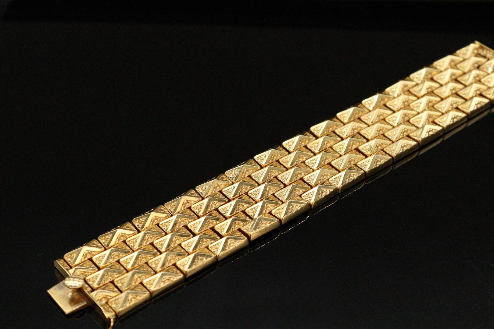Null Armband aus 18 Karat Gelbgold (750) mit rechteckigem, gegliedertem Netz. 

&hellip;