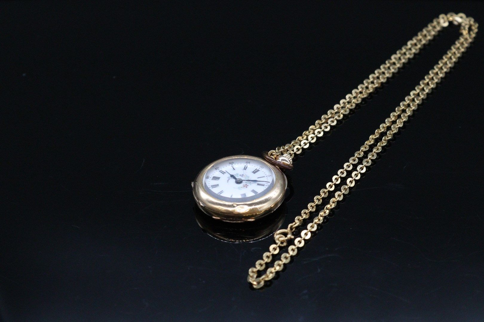Null Small pocket watch in 18K (750) yellow gold 

White background with flowers&hellip;