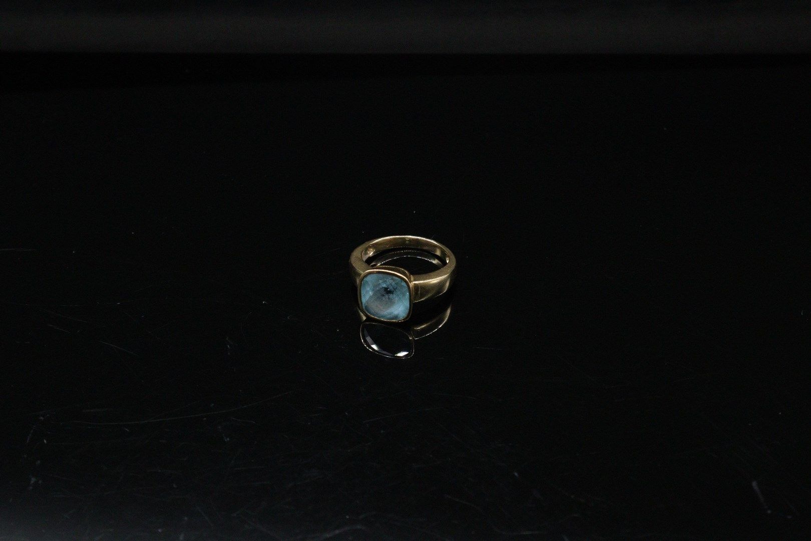 Null Yellow gold ring 18k (750) decorated with a faceted topaz. 

Punch of mapit&hellip;