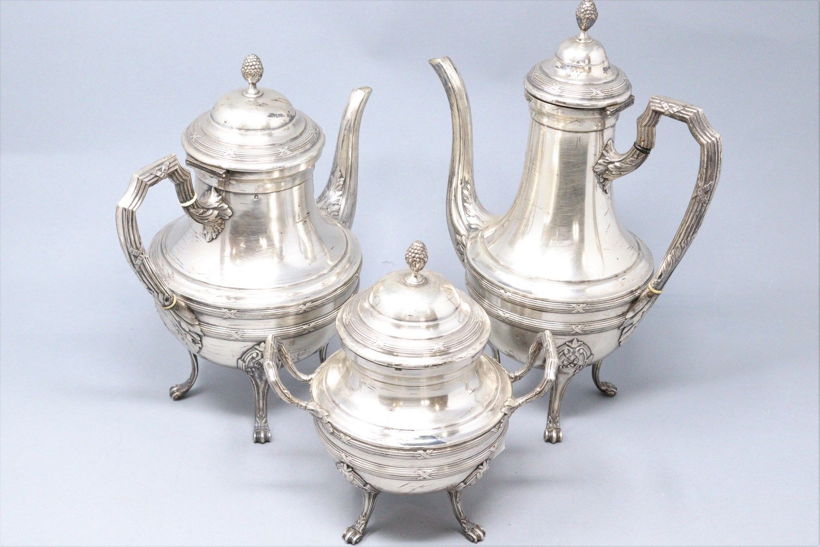Null 银质茶和咖啡套装，包括: 

- 茶壶 

- 一个巧克力壶

- 糖碗

钉子

重量：1640克。