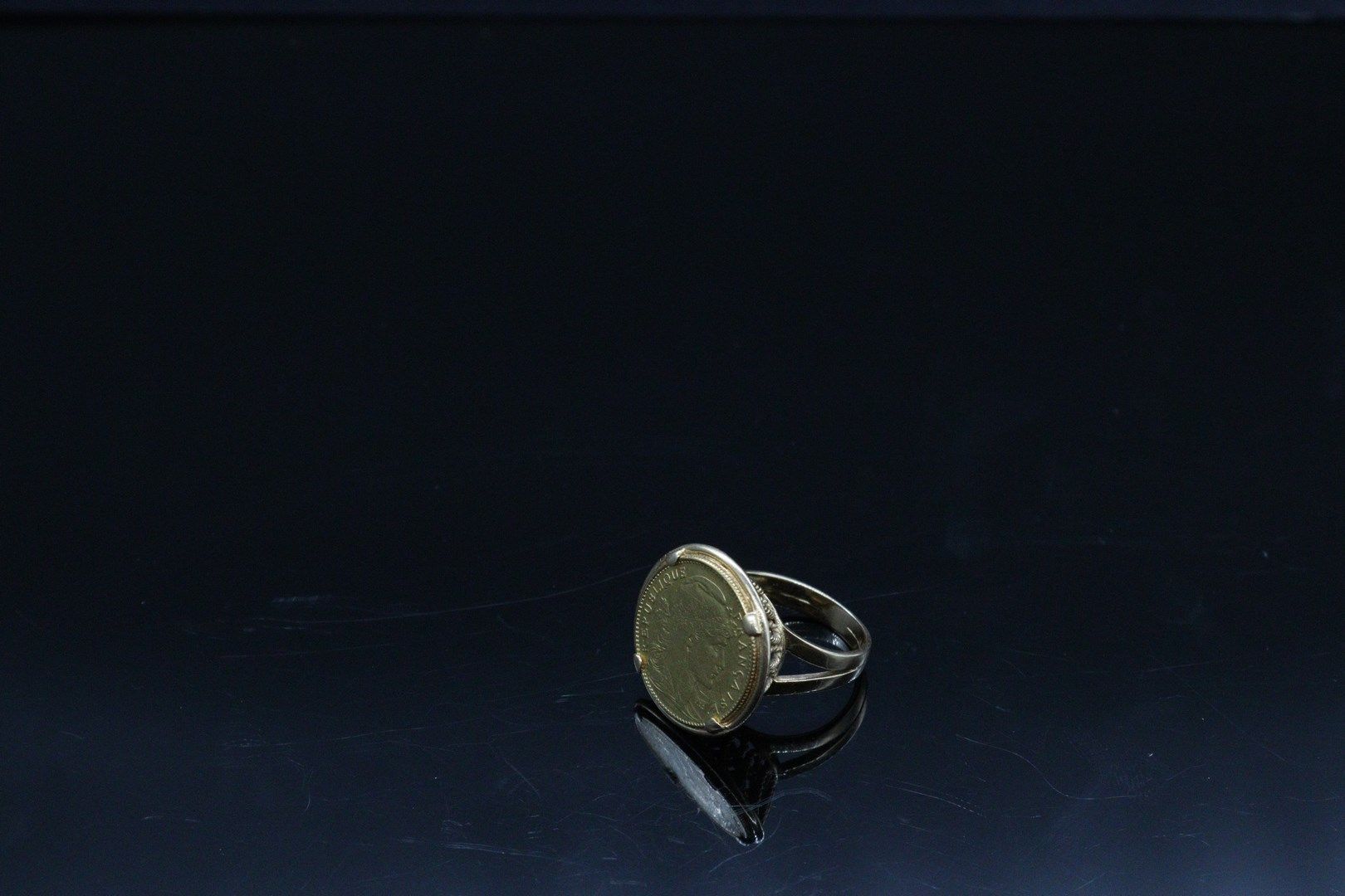 Null 18K（750）黄金镂空戒指，中间镶嵌着一枚20法郎的科克硬币。

手指大小：52 - 重量：10.10克。