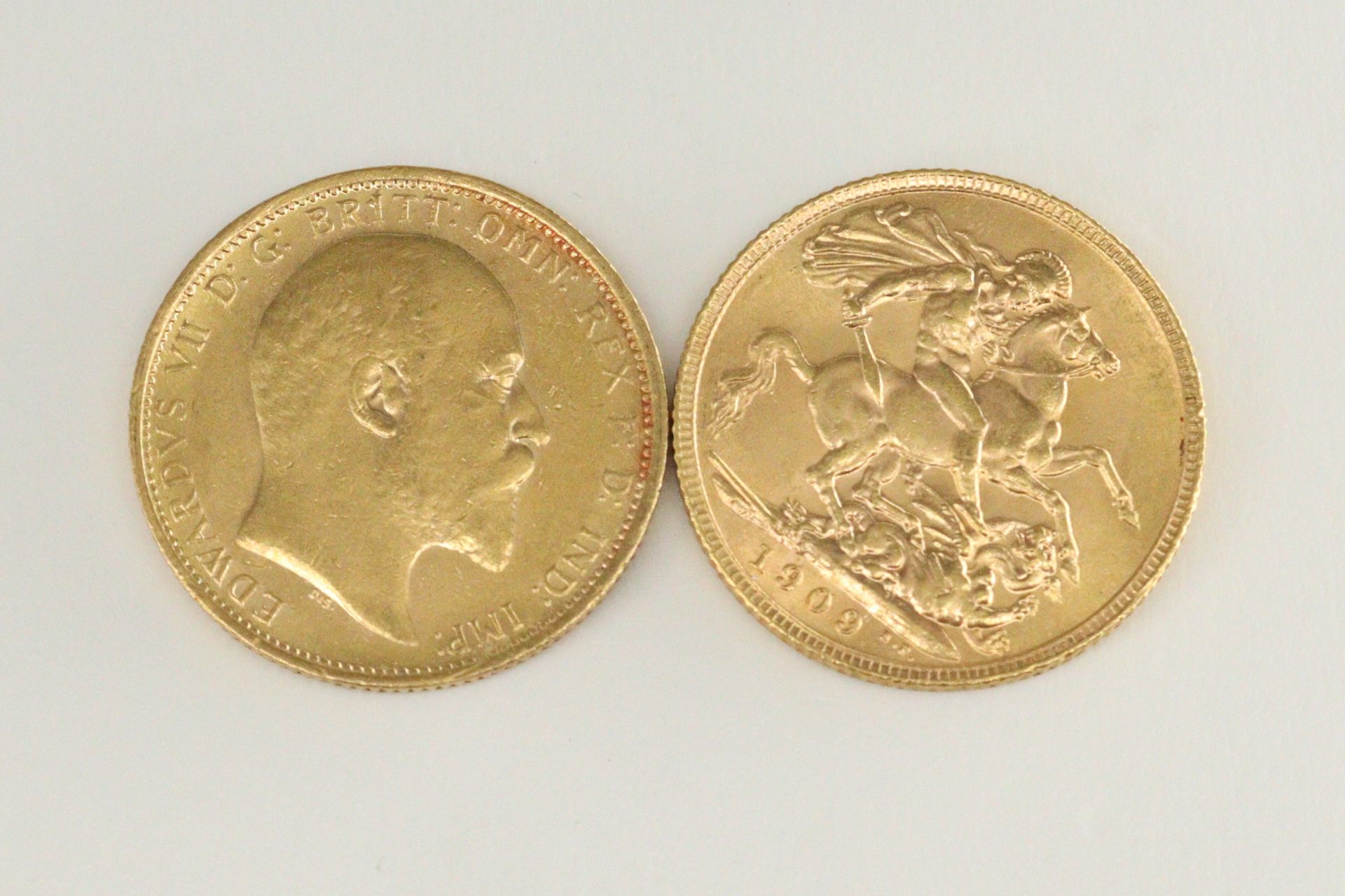 Null Lote de 2 Soberanos de Oro Jorge V (1905; 1909)

Peso : 15,94 g.