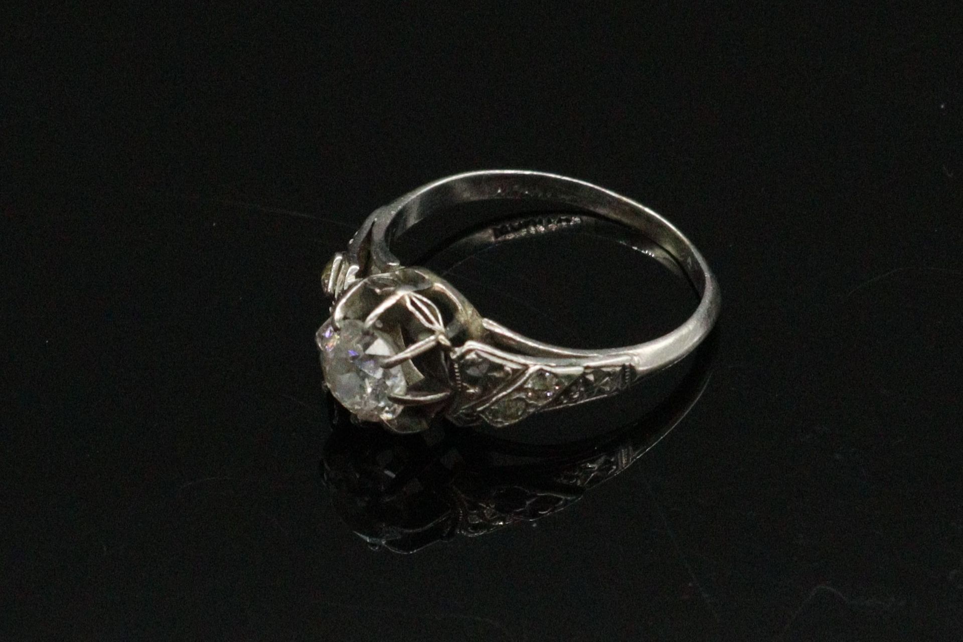 Null 18K(750)白金戒指，镶嵌着一颗老式切割钻石。 

手指尺寸：52 - 毛重：2.79克。