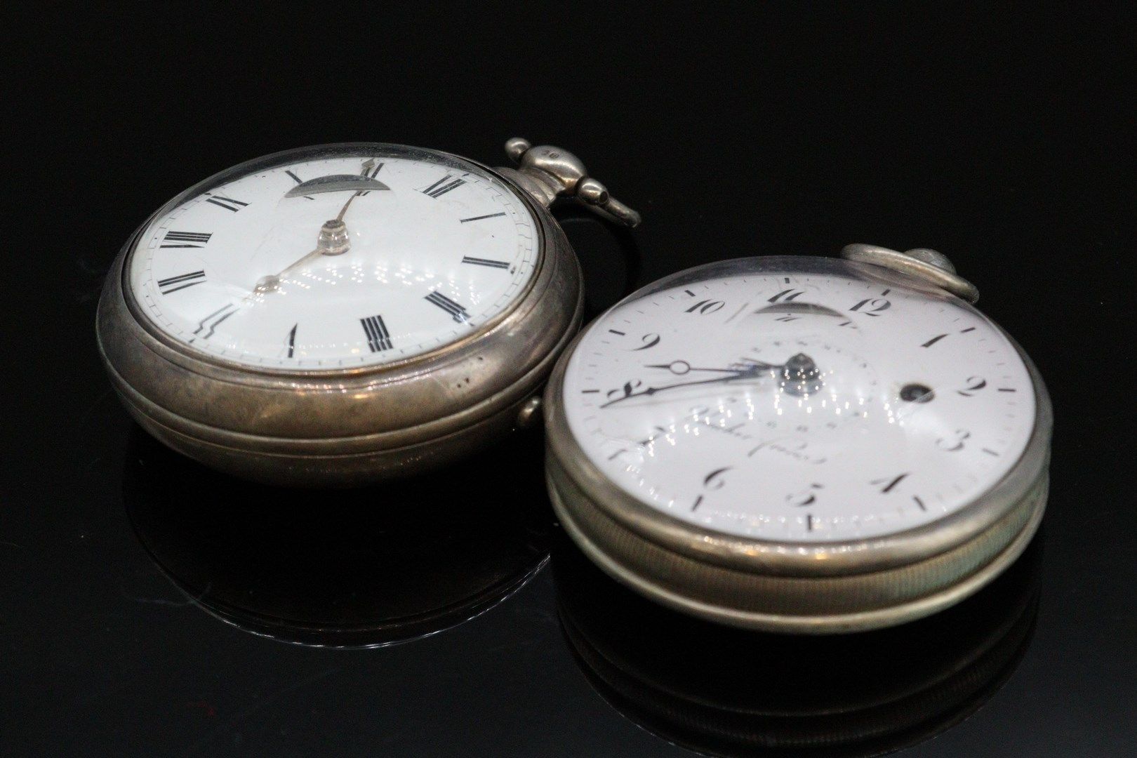 Null Lote de cinco relojes de bolsillo de plata y metal, algunos con movimientos&hellip;