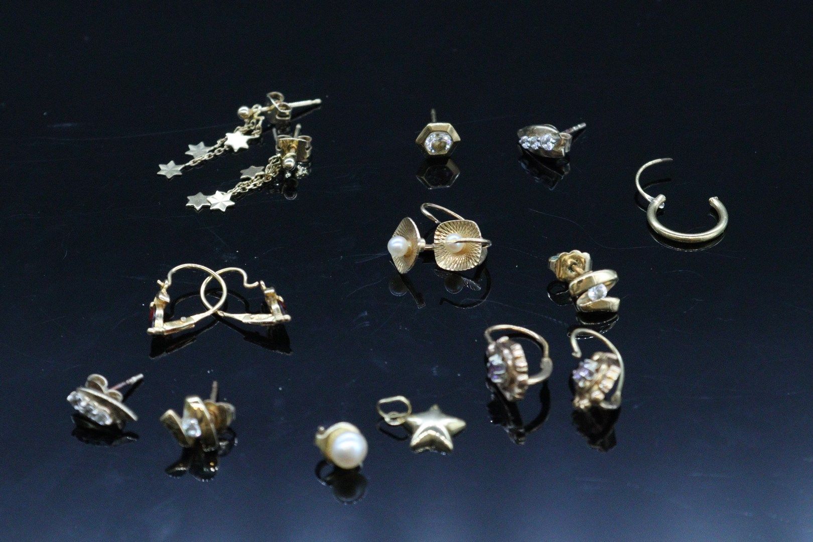 Null 一批16个18K（750）黄金耳环。

有些带有小珍珠或钻石。

总重量: 9.00 g