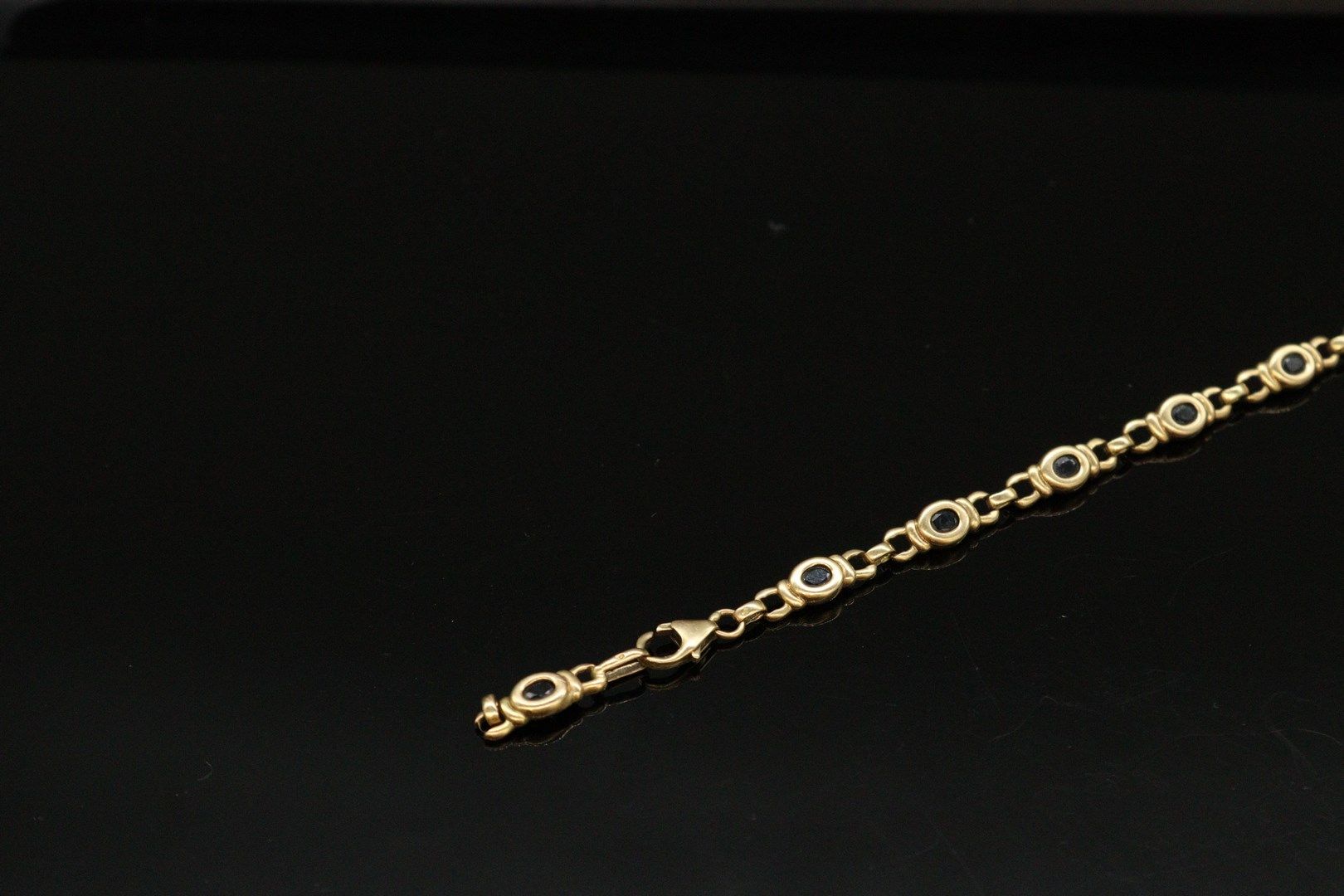 Null Yellow gold bracelet 18K (750) decorated with 9 small sapphires.

Gross wei&hellip;